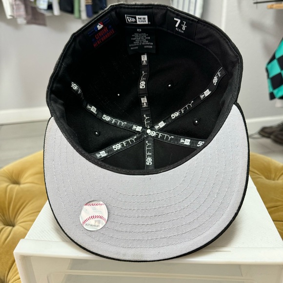 New Era Fitted Yankee Hat - Picture 3 of 5